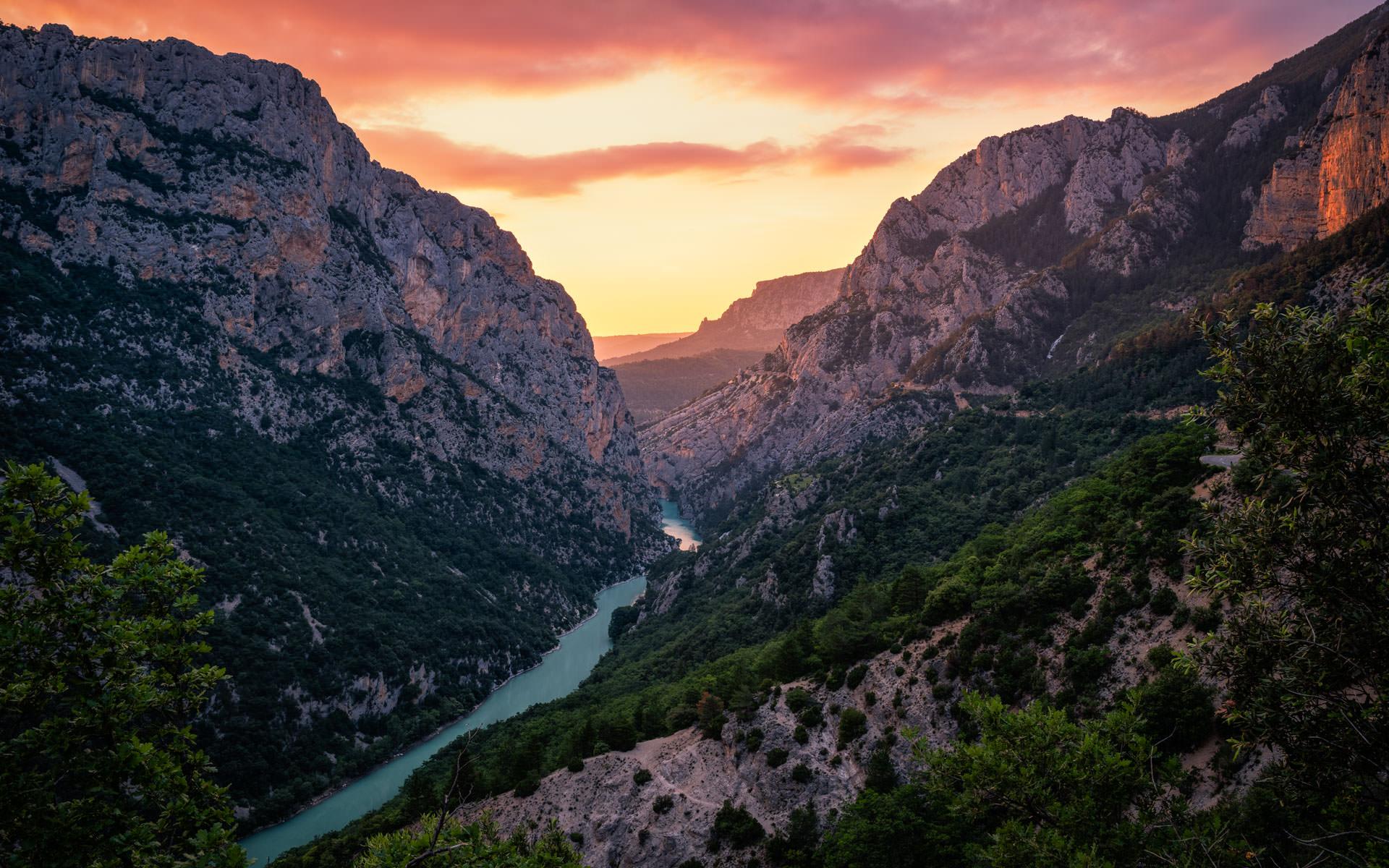 24 mountains. Прованс горы река.